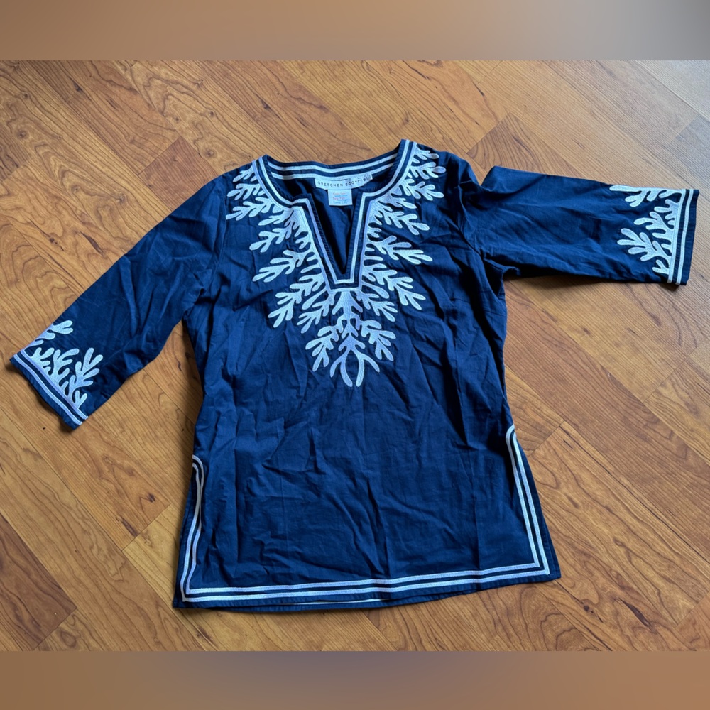 Gretchen Scott Women’s navy blue with embroidered white design tunic top size M